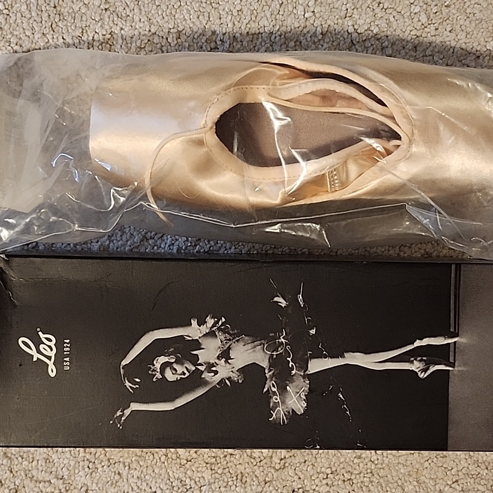 Leo point shoes